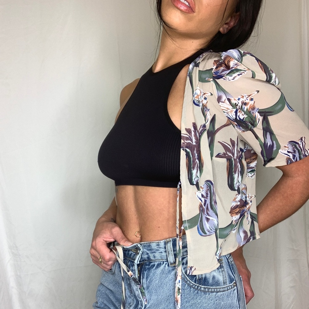 CREAM FLORAL PRINT TIE SHORT SLEEVE CROP TOP